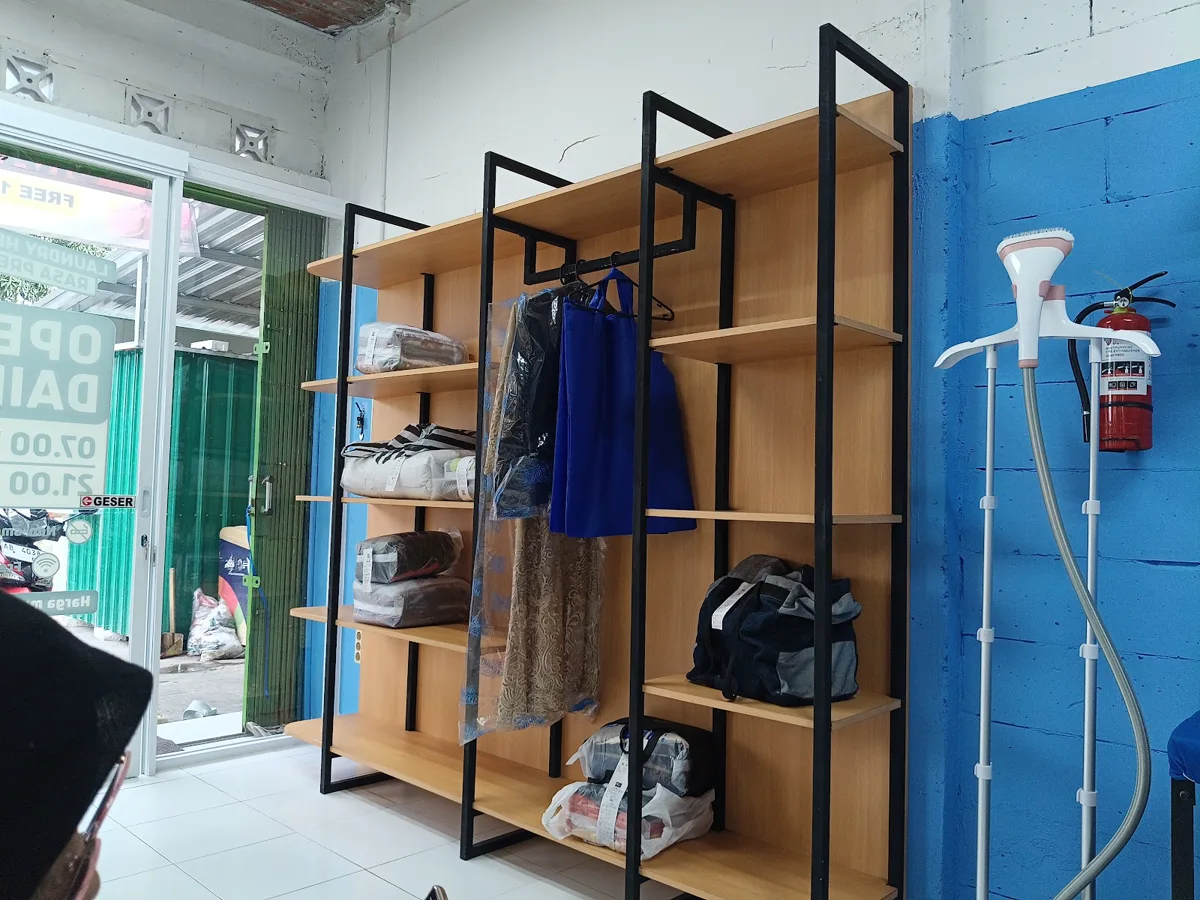 Rak penyimpanan laundry pelanggan di dekat pintu masuk
