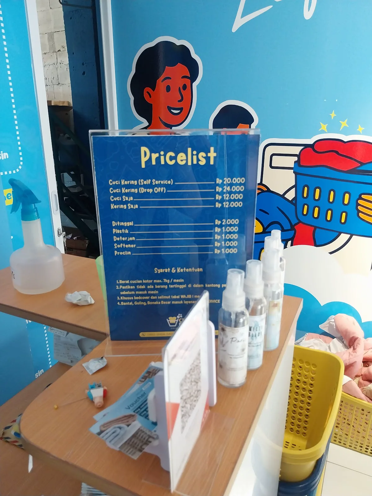 Papan Pricelist Clean Maxx berisi sembilan layanan dan tambahan